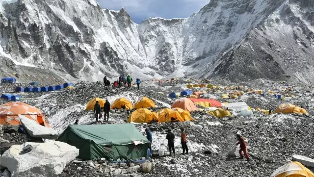 Dünya rekoru kırmış bir Şerpa'nın gözünden Everest'e zorlu tırmanış: 'Everest asla kolay değildir'