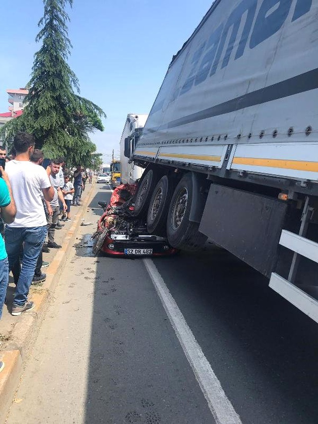 Genç çift ile bebekleri hurdaya dönen otomobilden yaralı çıktı