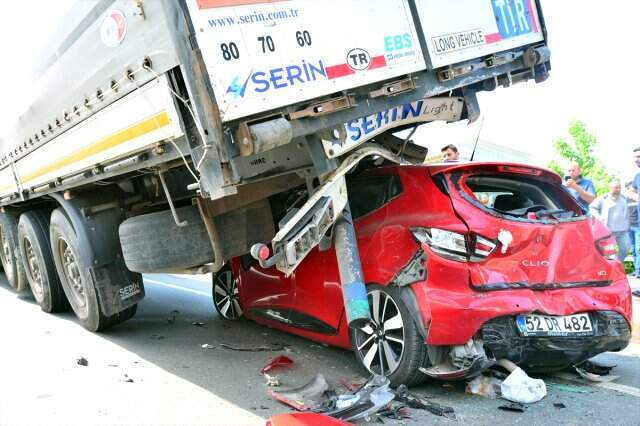 Genç çift ile bebekleri hurdaya dönen otomobilden yaralı çıktı Genç çift ile bebekleri hurdaya dönen otomobilden yaralı çıktı