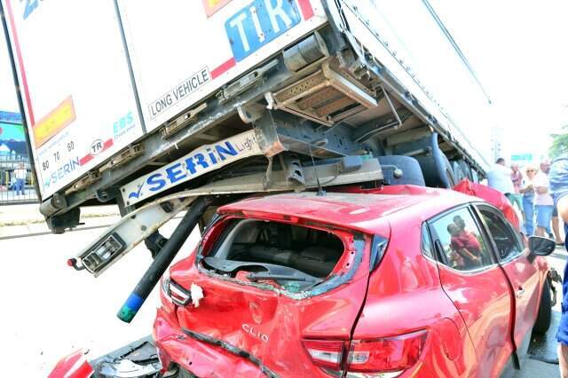 Genç çift ile bebekleri hurdaya dönen otomobilden yaralı çıktı Genç çift ile bebekleri hurdaya dönen otomobilden yaralı çıktı