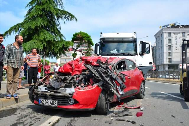 Genç çift ile bebekleri hurdaya dönen otomobilden yaralı çıktı Genç çift ile bebekleri hurdaya dönen otomobilden yaralı çıktı