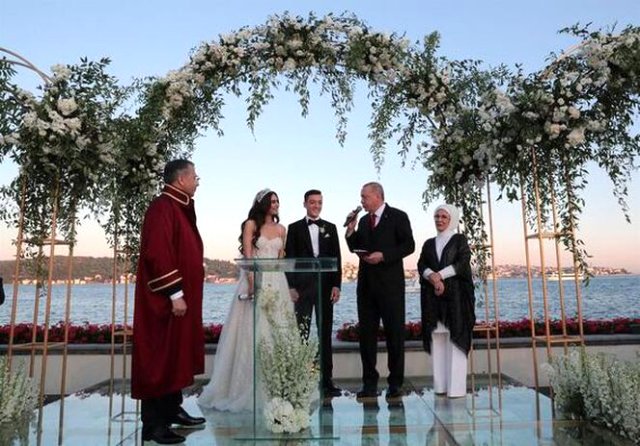 Mesut Özil ve Amine Gülşe'nin düğünü ünlüler geçidine döndü