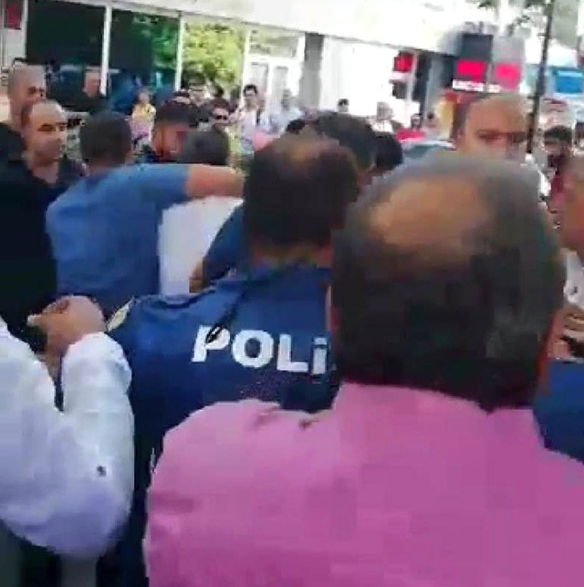 İki kız çocuğuna cinsel istismarda bulunduğu iddia edilen adam, linç edilmekten son anda kurtarıldı