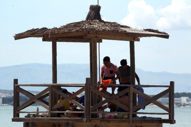 Ünlü tatil merkezindeki can kurtaran kulesinde skandal görüntü