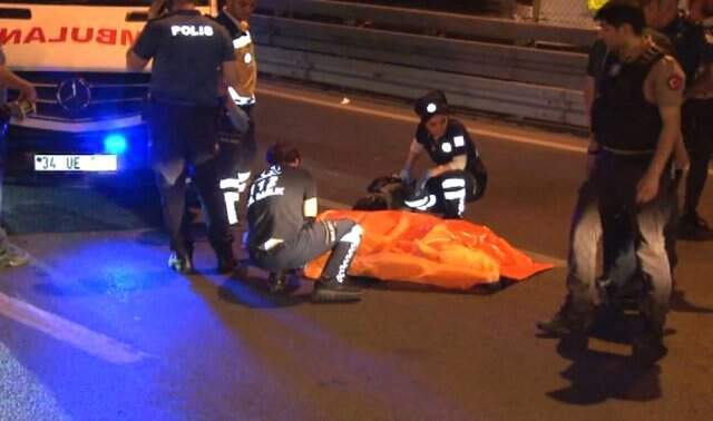 Üst geçitten yola düşen bir kişi otomobilin altında metrelerce sürüklenerek hayatını kaybetti