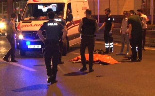 Üst geçitten yola düşen bir kişi otomobilin altında metrelerce sürüklenerek hayatını kaybetti