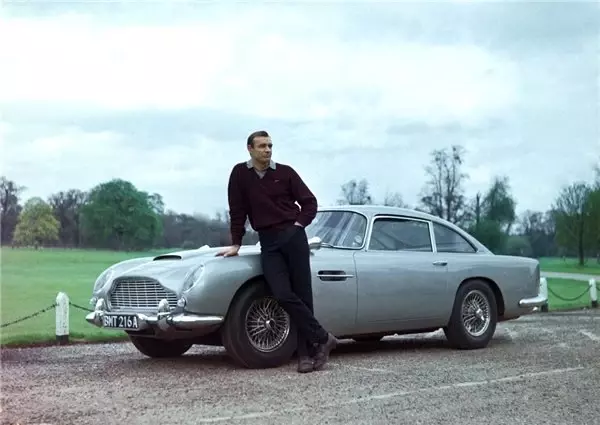 25. James Bond Filminin Çekimlerinde Hayranları Heyecanlandıran Aston Martin Detayı