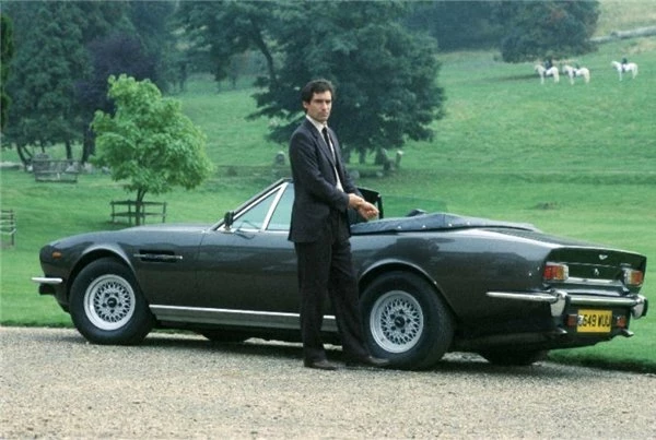 25. James Bond Filminin Çekimlerinde Hayranları Heyecanlandıran Aston Martin Detayı