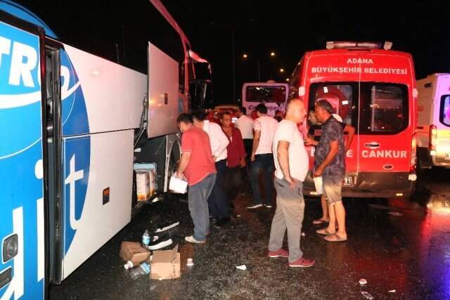 Adana'da zincirleme kaza: En az 20 yaralı İki yolcu otobüsünün karıştığı zincirleme trafik kazasında çok sayıda kişi yaralandı!