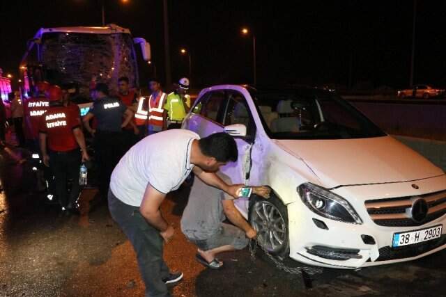Adana'da zincirleme kaza: En az 20 yaralı İki yolcu otobüsünün karıştığı zincirleme trafik kazasında çok sayıda kişi yaralandı!
