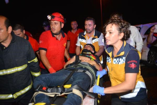 İki yolcu otobüsünün karıştığı zincirleme trafik kazasında çok sayıda kişi yaralandı!