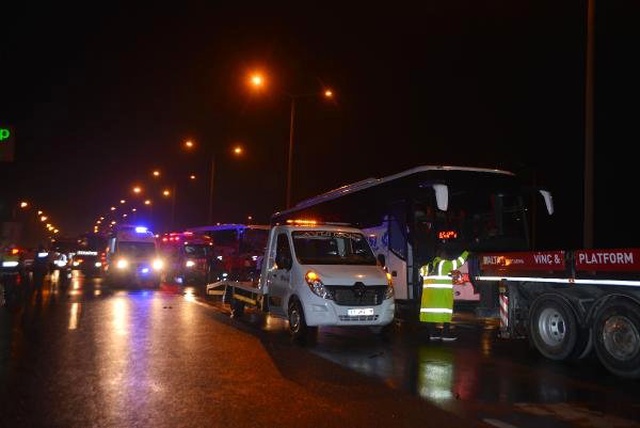 İki yolcu otobüsünün karıştığı zincirleme trafik kazasında çok sayıda kişi yaralandı!