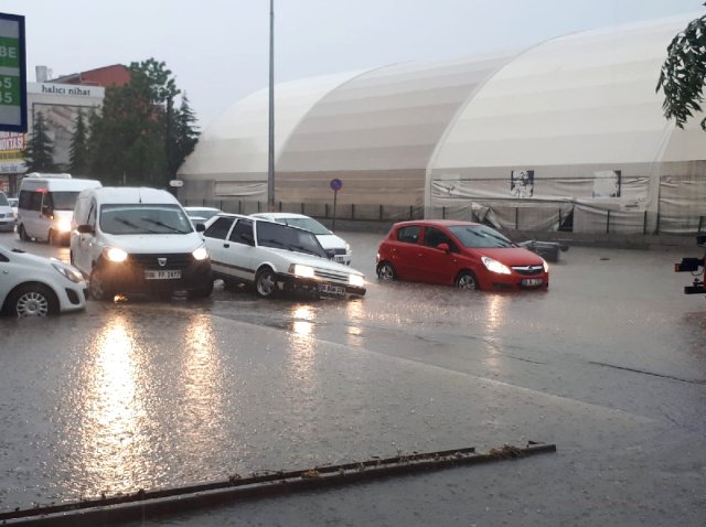 Ankara sağanak yağışa teslim oldu! Ölüm haberleri peş peşe geldi