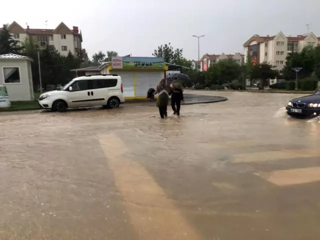 Ankara'yı sağanak vurdu! Sokaklar göle döndü