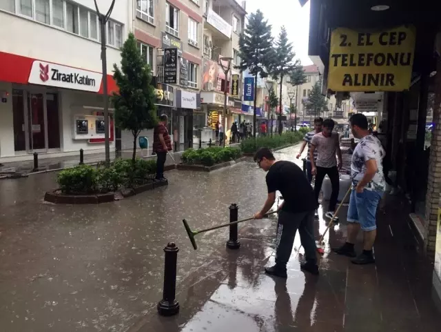 Ankara'yı sağanak vurdu! Sokaklar göle döndü