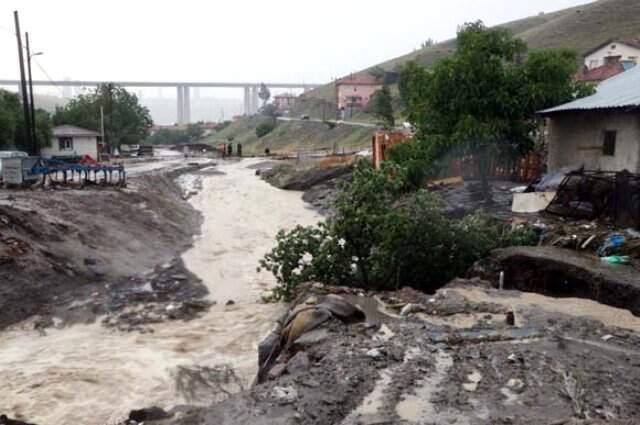 Ankara'yı sağanak vurdu! Sokaklar göle döndü