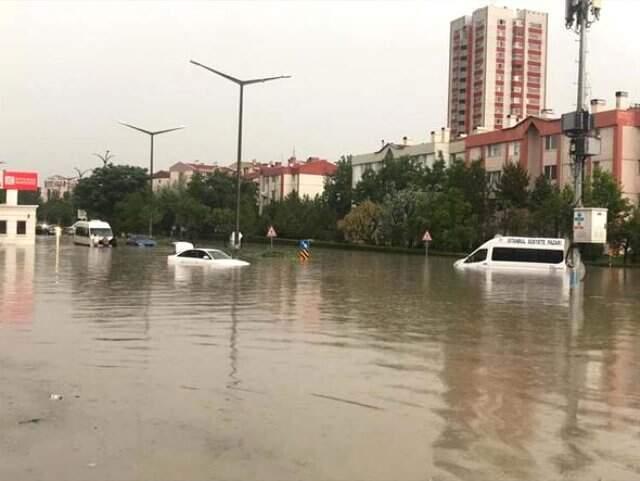 Ankara'yı sağanak vurdu! Sokaklar göle döndü