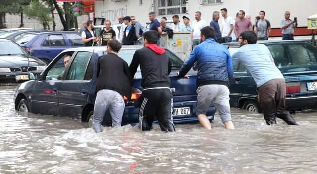 Ankara'yı sağanak vurdu! Sokaklar göle döndü