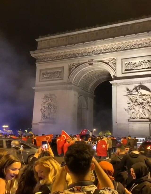 Fransa'daki Türkler galibiyeti Champs-Elysees'de kutladı Fransa'daki Türkler, galibiyeti Champs-Elysees'de kutladı