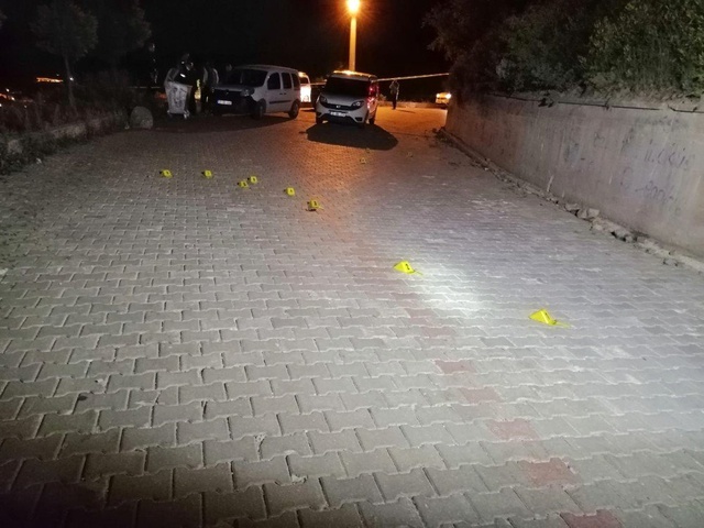 İki grup arasındaki laf atma meselesi yüzünden çıkan tartışmada açılan ateş sonucu 1 kişi öldü 2 kişi yaralandı