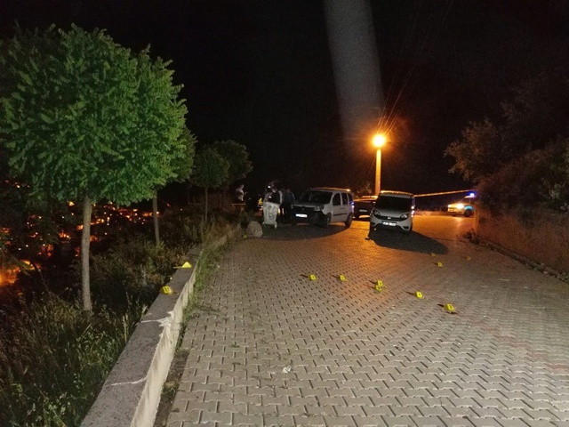 İki grup arasındaki laf atma meselesi yüzünden çıkan tartışmada açılan ateş sonucu 1 kişi öldü 2 kişi yaralandı