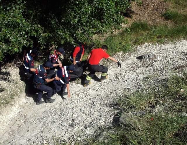 Otomobil köprüden uçtu: Anne-baba öldü, kızları ağır yaralı