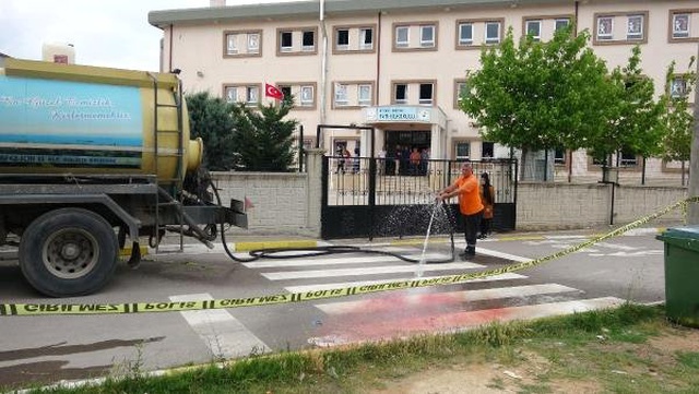 Kantin işletmecisi, borcunu ödemeyen adamı okulun önünde tüfekle vurdu