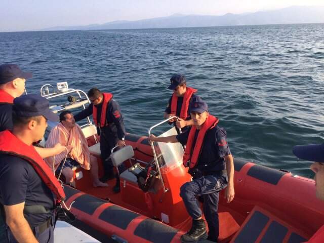 Bozulan tekneden atlayan 3 kişi akıntıya kapılarak kayboldu Bozulan tekneden atlayan 3 kişi akıntıya kapılarak kayboldu