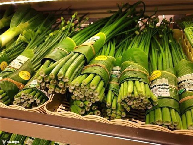 Bu Marketler Artık Plastik Ambalaj Yerine Muz Yaprakları Kullanıyor