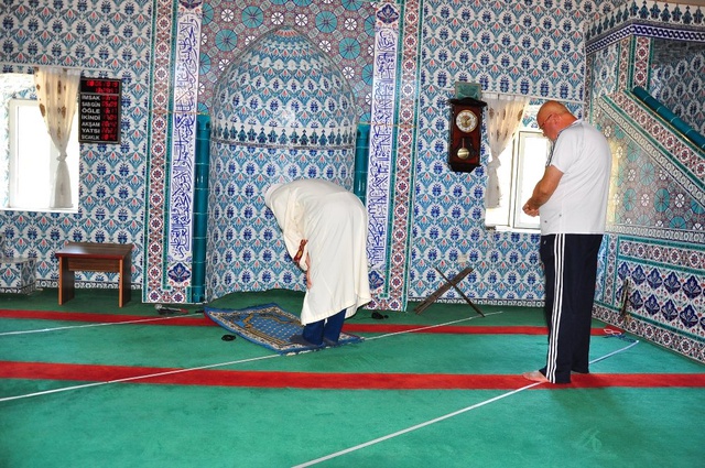 Yeni atanan imam caminin kıblesinin yanlış olduğunu fark edince 67 yıllık hata düzeltildi