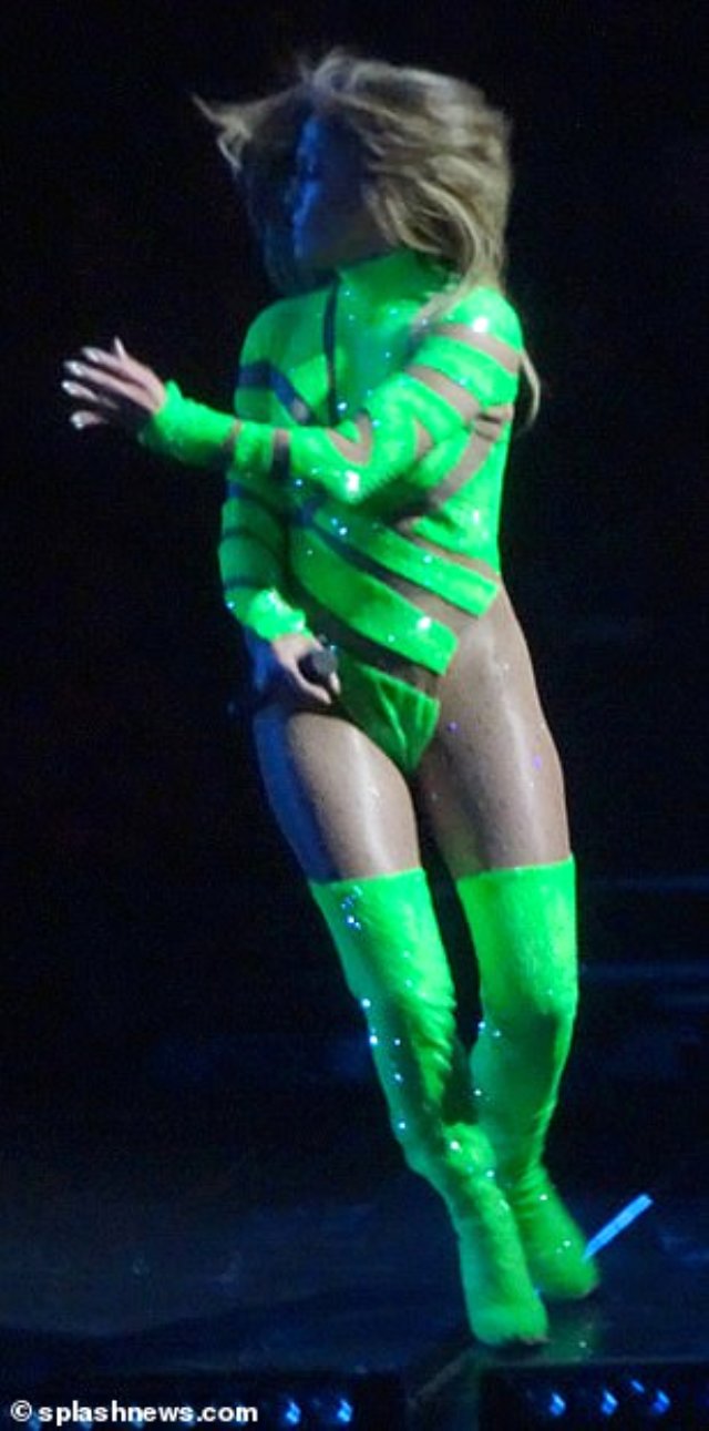 Dünyaca ünlü şarkıcı Jennifer Lopez, sahneye çıkardığı hayranının kucağında dans etti