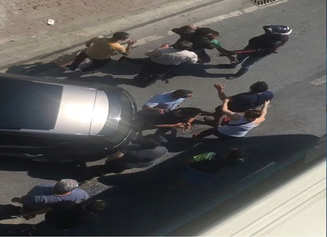 E-5 karayolunda kaza yapan sürücülerin tekme tokat kavgası cep telefonuyla kaydedildi