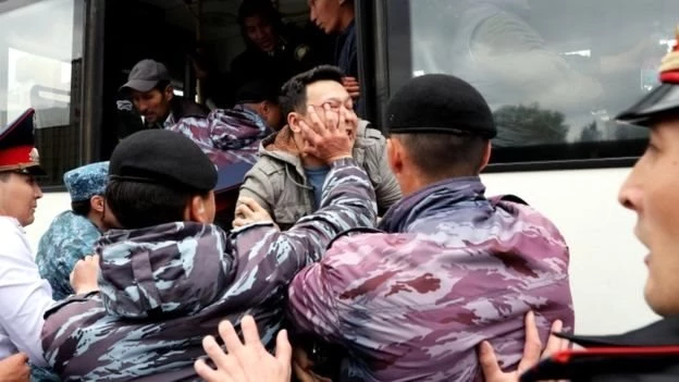 Kazakistan'da seçimleri geçici cumhurbaşkanı Tokayev kazandı, protesto eden yüzlerce kişi gözaltına...