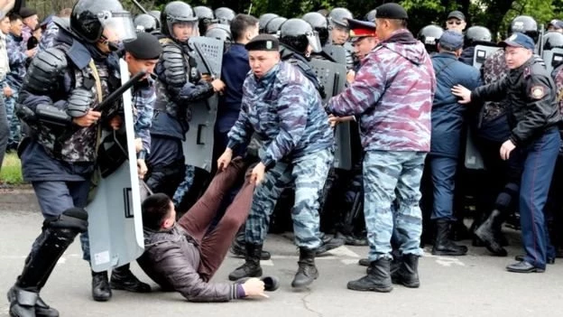 Kazakistan'da seçimleri geçici cumhurbaşkanı Tokayev kazandı, protesto eden yüzlerce kişi gözaltına...