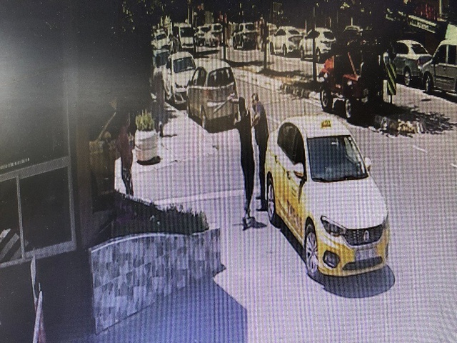 Annesine sarkıntılık yapan taksiciyi demir sopayla böyle dövdü