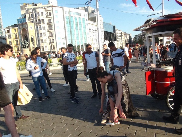 Taksim Meydanı'nda 2.05 metrelik basketbolcu kadın ilgi odağı oldu