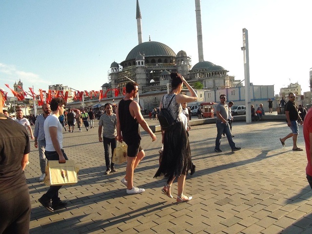 Taksim Meydanı'nda 2.05 metrelik basketbolcu kadın ilgi odağı oldu