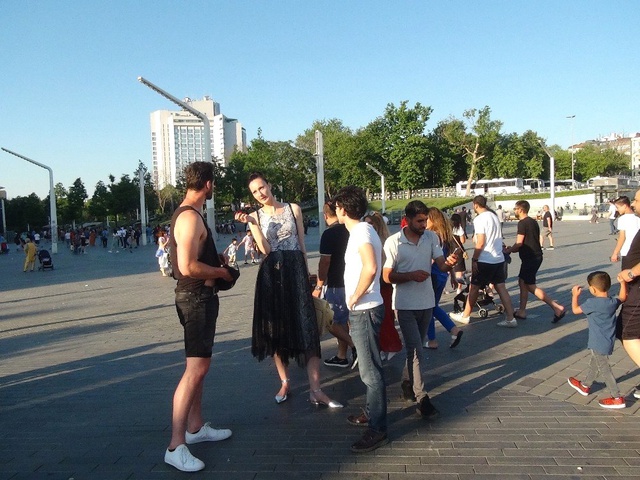 Taksim Meydanı'nda 2.05 metrelik basketbolcu kadın ilgi odağı oldu
