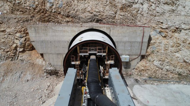 Yapımı 1 milyar 200 milyon liraya mal olacak olan Silvan Tüneli'nin yapımına başlandı
