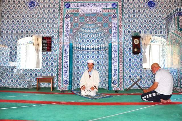 Yeni atanan imam caminin kıblesinin yanlış olduğunu fark edince 67 yıllık hata düzeltildi Yeni atanan imam caminin kıblesinin yanlış olduğunu fark edince 67 yıllık hata düzeltildi