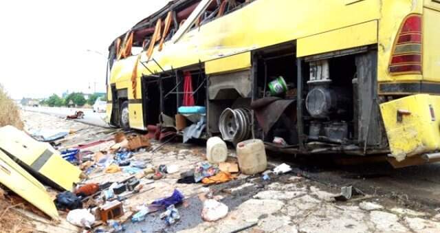 Gezi otobüsüyle otomobil çarpıştı: 4 ölü, 42 yaralı Gezi otobüsüyle otomobil çarpıştı: 4 ölü, 42 yaralı