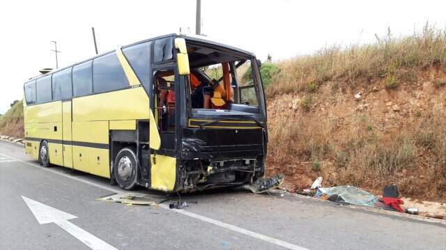 Gezi otobüsüyle otomobil çarpıştı: 4 ölü, 42 yaralı Gezi otobüsüyle otomobil çarpıştı: 4 ölü, 42 yaralı