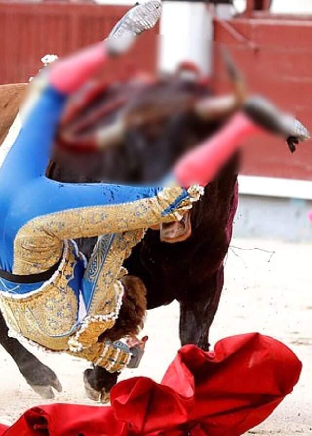 İspanyda'da matador, şov yapayım derken canından oluyordu!