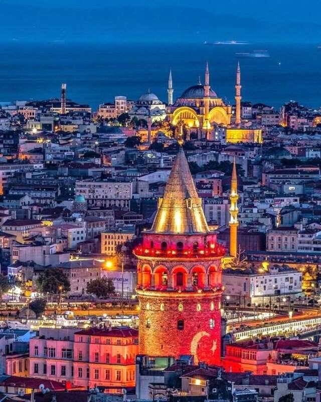 İstanbul'un tarihi simgeleri Milli Takıma destek için kırmızı-beyaza büründü İstanbul'un tarihi simgeleri Milli Takıma destek için kırmızı-beyaza büründü