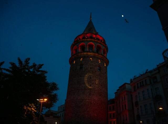 İstanbul'un tarihi simgeleri Milli Takıma destek için kırmızı-beyaza büründü İstanbul'un tarihi simgeleri Milli Takıma destek için kırmızı-beyaza büründü