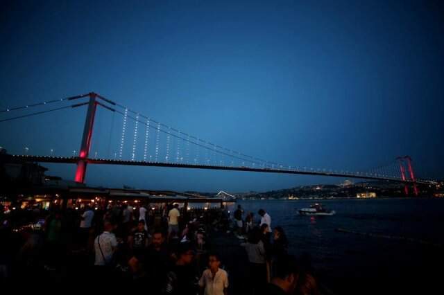 İstanbul'un tarihi simgeleri Milli Takıma destek için kırmızı-beyaza büründü İstanbul'un tarihi simgeleri Milli Takıma destek için kırmızı-beyaza büründü