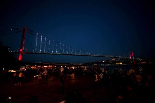 İstanbul'un tarihi simgeleri Milli Takıma destek için kırmızı-beyaza büründü İstanbul'un tarihi simgeleri Milli Takıma destek için kırmızı-beyaza büründü