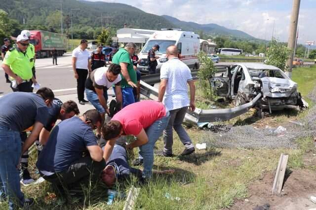 Kazada yaralanan baba, ölen oğlunun başında gözyaşı döktü