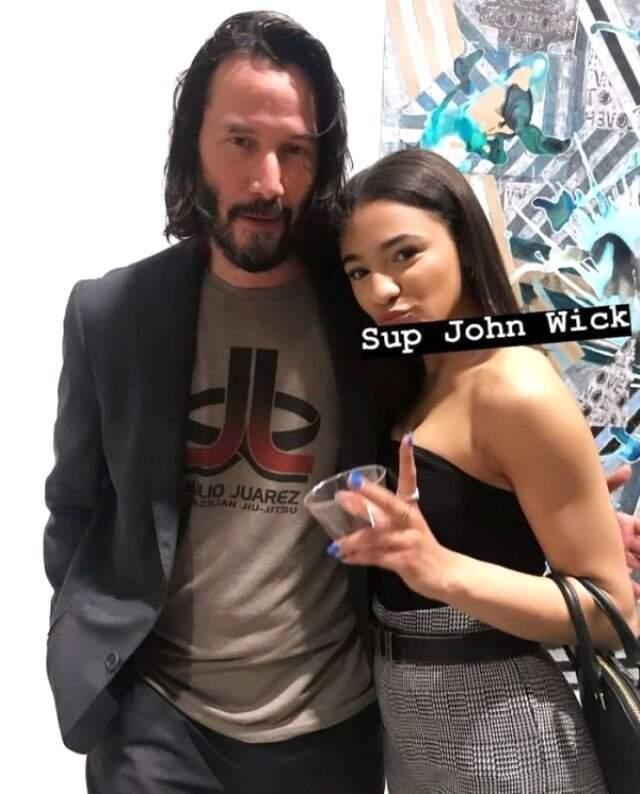 Keanu Reeves, fotoğraf çektirirken ki davranışıyla gönüllerde taht kurdu!