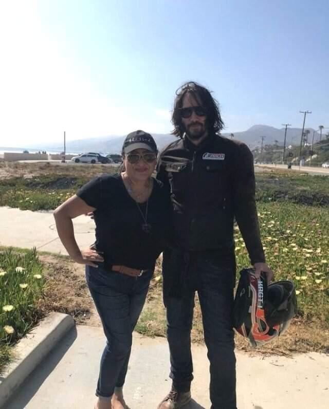 Keanu Reeves, fotoğraf çektirirken ki davranışıyla gönüllerde taht kurdu!